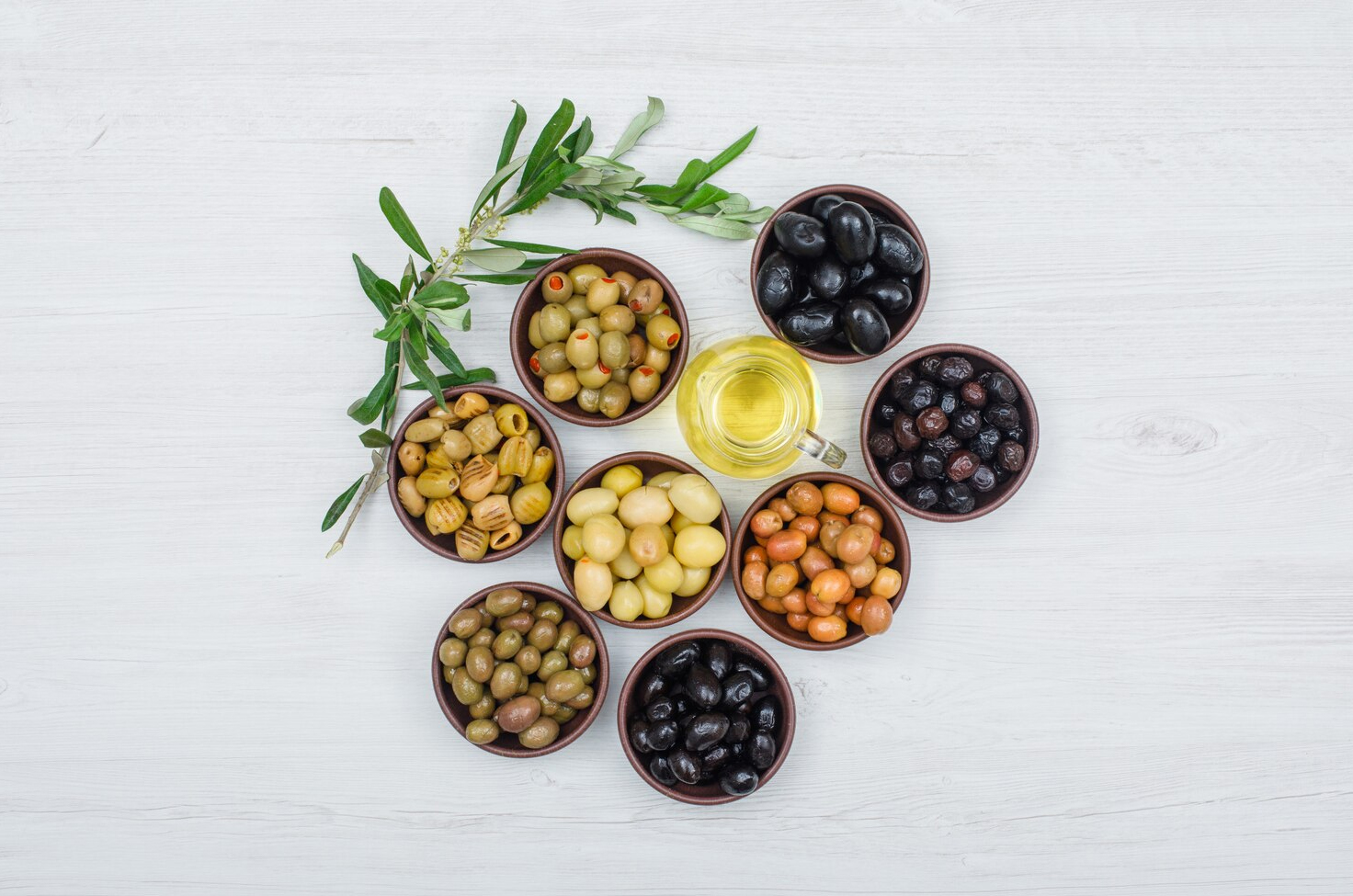 boles con distintos tipos de aceitunas